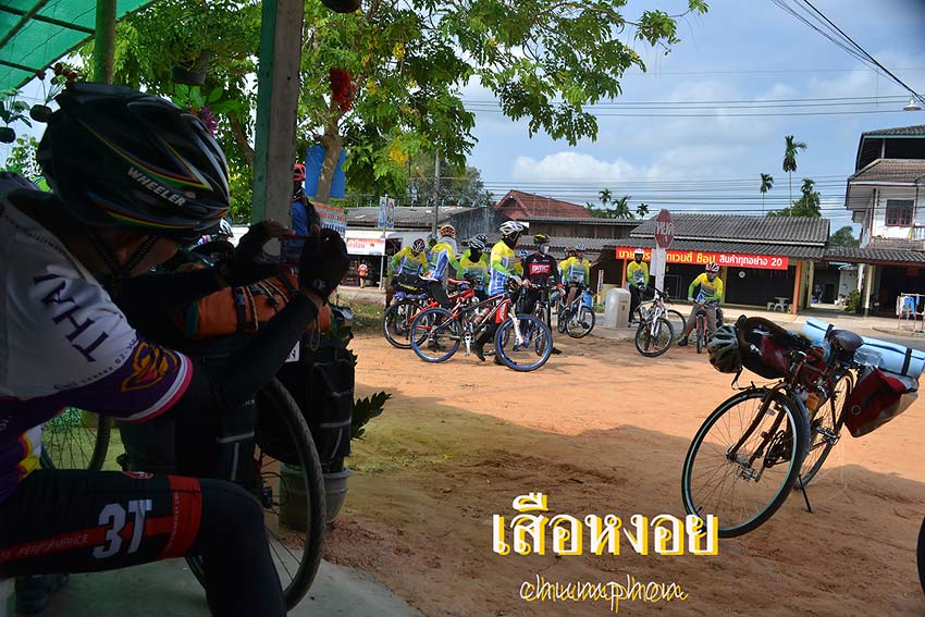 เมื่อพร้อมเดินทาง จุดแรกจากปั๊มน้ำมันคือ บ้านน้ำเป็น ต้องรอผมไม่นาน ขอผมนั่งพักสามนาที เดินทาง