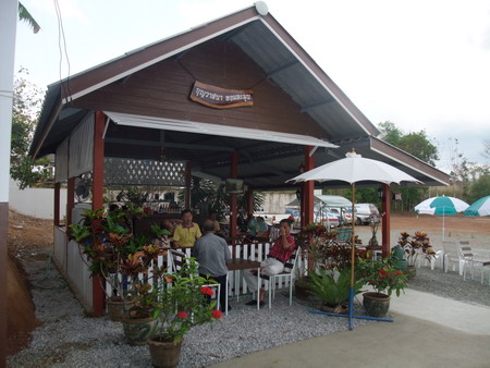 ข้างในมีร้านกาแฟหอมๆด้วยครับ
