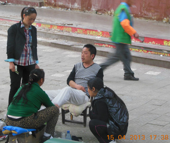 อาชีพที่ไม่มีในเมืองไทย<br />คือรับจ้างขัดรองเท้า