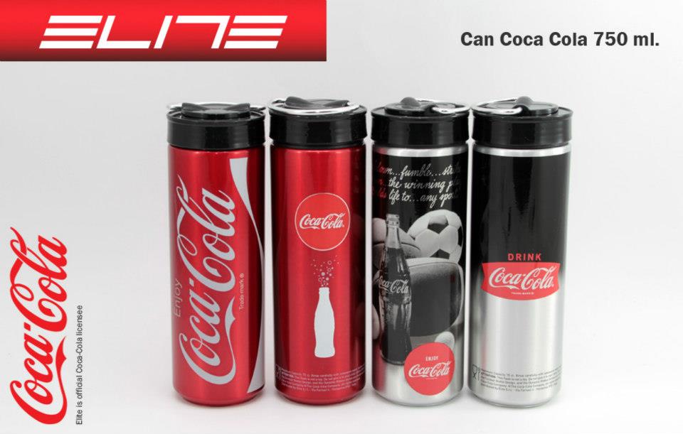 650 บาท<br /><br />(ตอนนี้มีแต่ลายสีดำค่ะ)<br />รุ่น Can Cocacola รุ่นนี้ออกแบบมาแบบกระป๋องแคนครับ ด้านนอกเป็นอลูมิเนียมด้วยนะครับ มีสองสีคือ สีแดงโลโก้คลาสสิค และสีเงินลายสปอร์ต