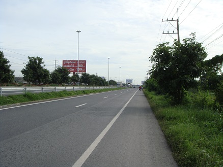 จากนี้ เราจะต้องปั่นย้อนศร(ถือว่าอันตราย)<br />ต้องระมัดระวังหลายเท่า นะครับ<br />แต่ยังดีที่ไหล่ทางกว้างอยู่บ้าง