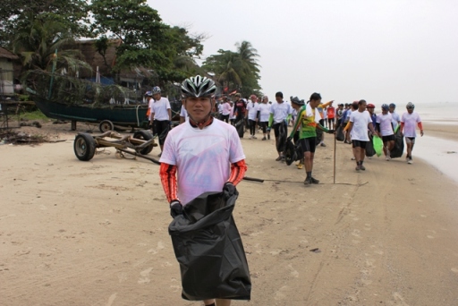 ประธานติ๋ว นำทีมเก็บขยะชายหาดแม่พิมพ์