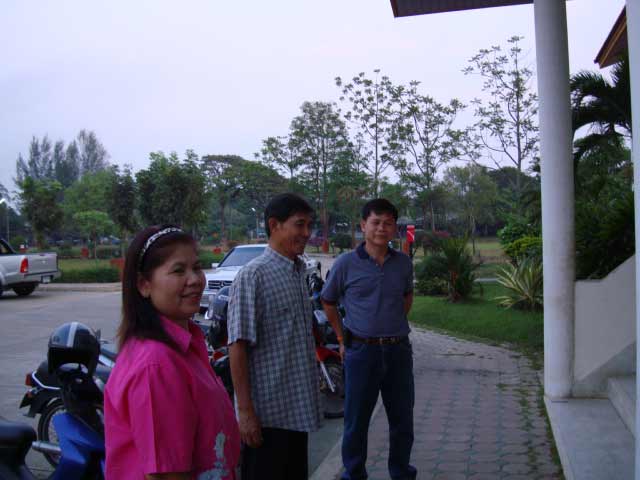 ทักทายพูดคุยกันก่อนเข้าสู่บริเวณงานเลี้ยงครับ ...
