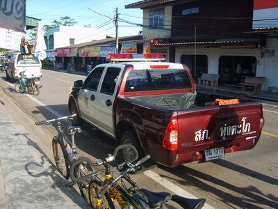 มีรถเจ้าหน้าที่ตำรวจ มารับริมถนนสายเอเซีย