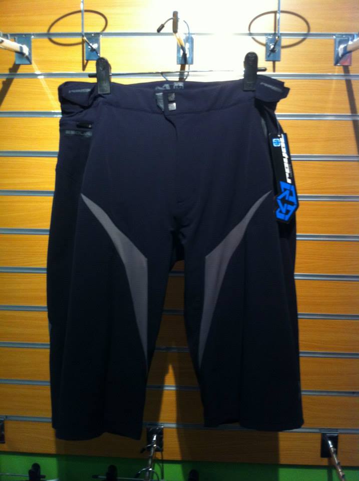 Esquire Short ราคา 3,800 THB