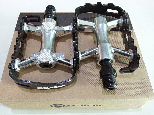 SC-M304 : MTB &amp; City Bike <br />BODY Die-cast aluminum<br />AXLE CNC-machined Cr-Mo<br />BEARING LSL bushing &amp; sealed<br />OTHER Toe clip and strap attachable. <br />Reflectors included<br /><br />SIZE 100 x 67 mm<br />WEIGHT 146 g/pc<br /><br />500 THB