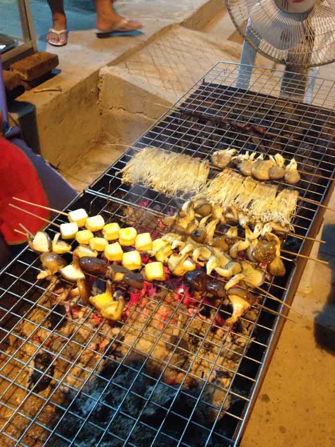 เห็ดย่างดูน่ากินเหลือเกินนน...