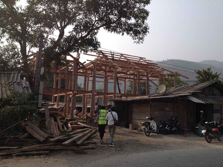 บ้านกำลังจะขึ้นใหม่ริมทางที่แวะไปถ่ายรูป