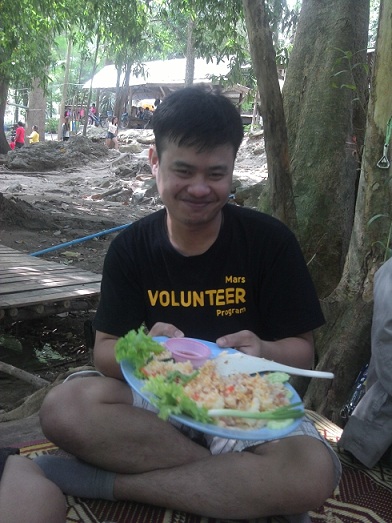 คนนี้ชื่อบอย ฉายา บอยบาน<br />แต่โดนเปลี่ยนฉายา เป็น บอยข้าวผัด<br />เพราะมันดันสั่งข้าวผัดที่ไม่อร่อยที่สุดใน 3 โลกมา....
