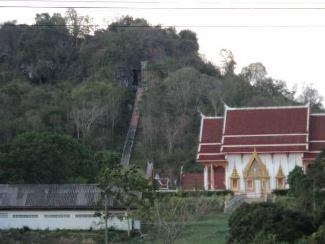 ผ่านวัดเขาถ้ำสาริกา