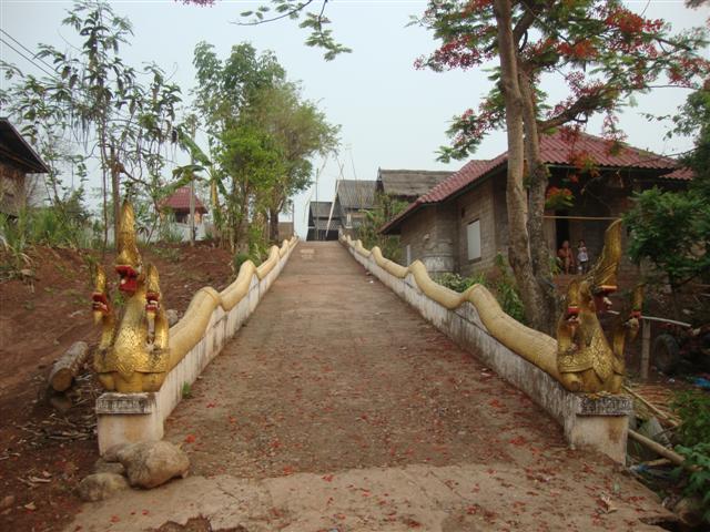 ทางขึ้นวัดเมืองแบง
