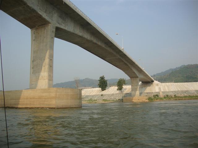 สะพานข้ามแม่น้ำโขงแห่งที่ 4 (สะพานมิตรภาพไทยลาวแห่งที่ 4 : เชียงของ-ห้วยทราย) ระหว่างไทย-ลาว  เรือต้องไปเทียบท่าที่เมืองห้วยทรายห่างไป 8 โลเมตร จึงหาทางกลับมาที่ด่านที่อยู่หัวสะพานเอง