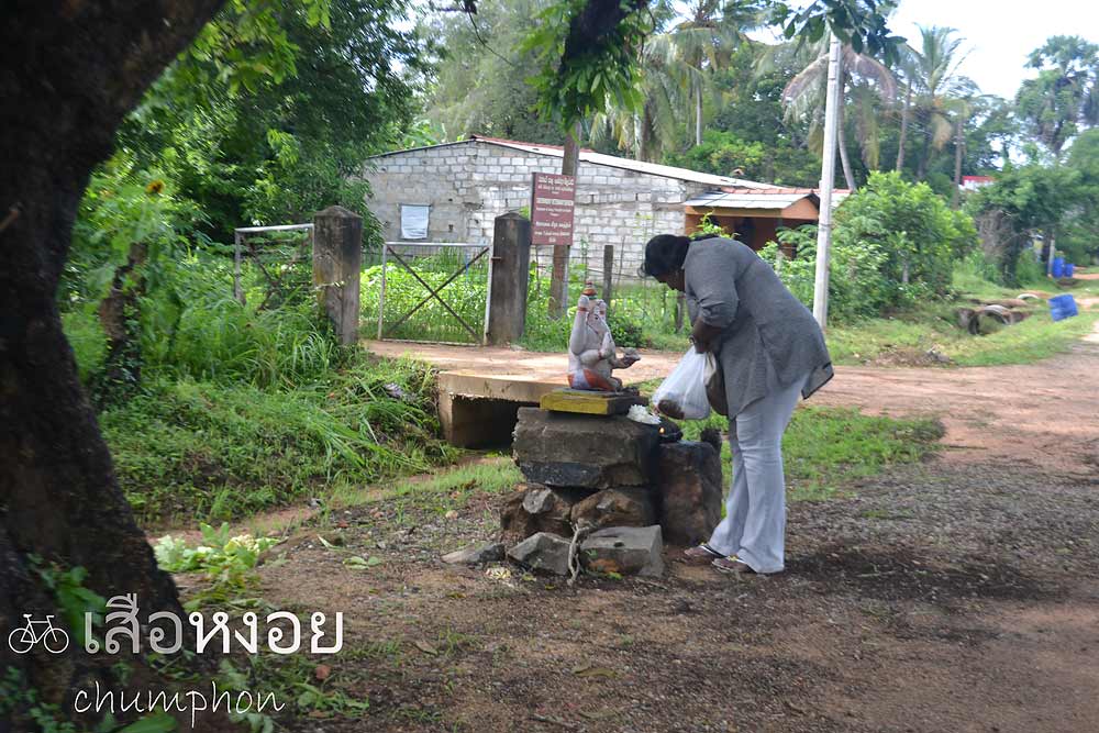 จอดพักเหนื่อยในร่มไม้ พอดีสาวผู้นี้กำลังไหว้พระพิฆเนศ อยู่ข้างถนนก่อนเดินไปขึ้นรถเมล์