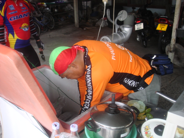 คนขยัน..ช่วยแม่ค้า..ใสน้ำแข็ง..