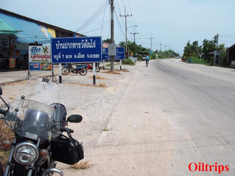 ป้ายบอกระบุพื้นที่เป็นบ้านเพ มีทางเข้าสู่หาดแม่รำพึงด้วย