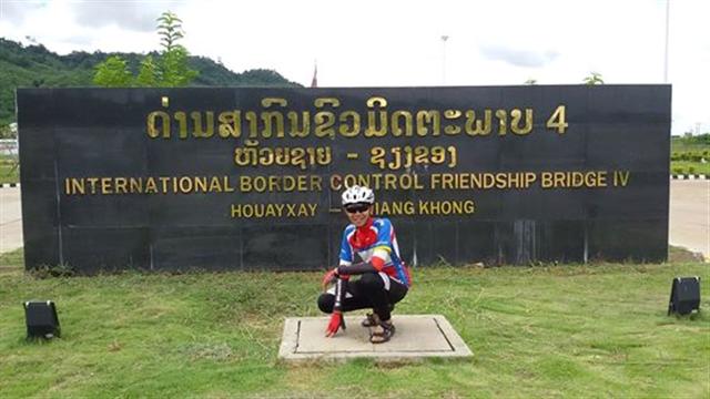 เสือต่อแอ๊คชั่นถ่ายรูปที่ป้ายด่านตรวจคนเข้าเมืองฝั่ง สปป.ลาว ก่อนออกปั่น