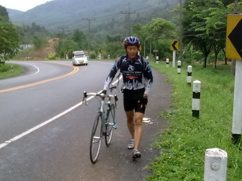 ป้ายห้ามเข็น อยู่บนเขาศูนย์ ที่เขานี้ ไม่มีป้ายห้ามรุน เราแรงไม่พอกับล้อเสือหมอบ