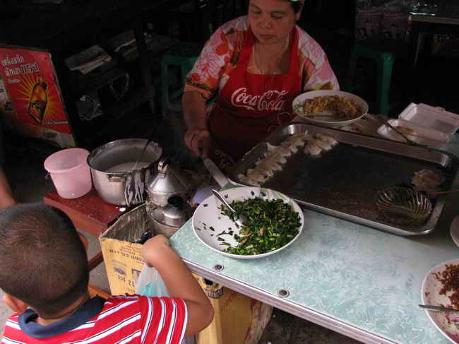 สงสัยเป็นระดับแข่งขัน มีหลายร้านติดๆกัน