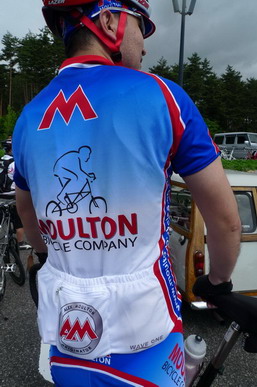 เสื้อสำหรับงานนี้โดยเฉพาะ และเป็นโลโก้ใหม่ของ Moultons