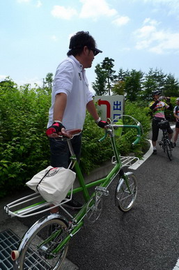 คันนี้ก็น่าสนใจเป็น Moulton Safari ผลิตในปี 1964-66 เมื่อสามสิบกว่าปีก่อน Mr. Colin Martin ใช้รุ่นนี้ปั่นรอบโลกผ่านเมืองไทยลงไปสิงคโปร์ก่อนข้ามไปปิดทริปที่ออสเตรเลียและตั้งรกรากอู่ที่นั่นจนเดี๋ยวนี้ นึกว่าจะได้เจอในงานนี้