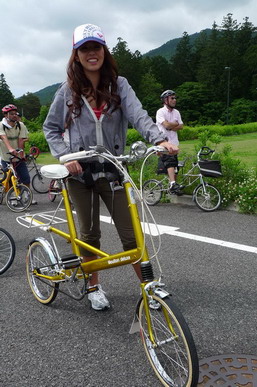 คุณคิกขุอาโนเนะคนสวยกับ Moulton Deluxe ผลิตประมาณปี 1964 เช่นกัน
