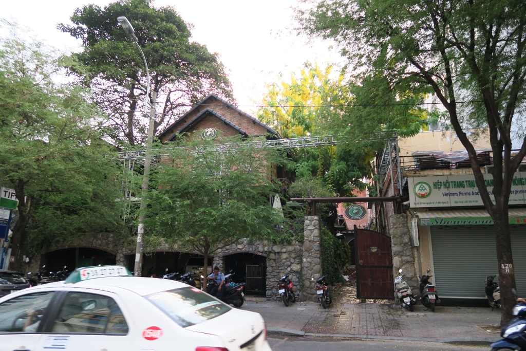 ร้านนี้สร้างคร่อมต้นไม้ใหญ่เลย เมืองนี้เขาอนุรักษ์ต้นไม้มาก