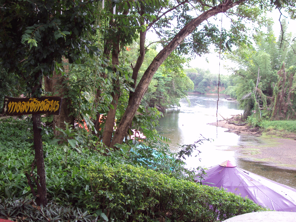 ร้านอาหารในรีสอร์ท อยู่ติดกับริมน้ำ แต่น้ำดูน้อยเหลือเกิน