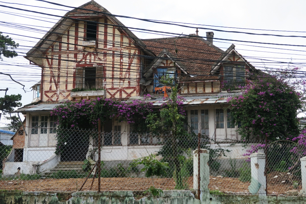 บ้านร้างระหว่างทาง