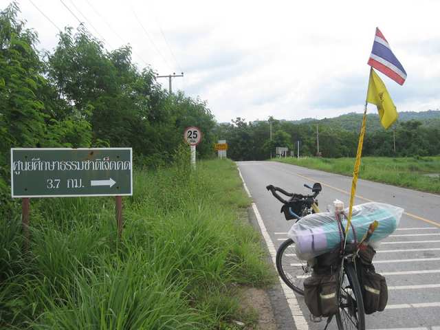 ..ปั่นย้อนกลับไปที่สี่แยกโป่งก้อนเส้า เห็นป้ายนี้..