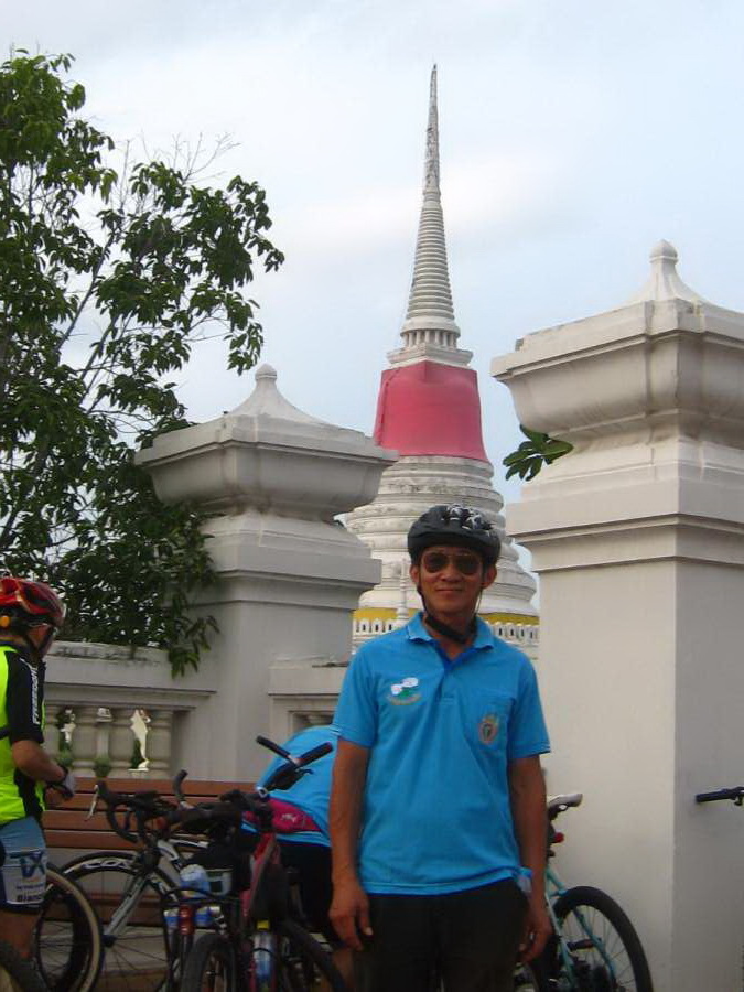 คุณเหมา เถ้าแก่ร้านยางรถยนต์ สามแยกเจดีย์ ฝั่งตรงข้าม ธ.ทหารไทย