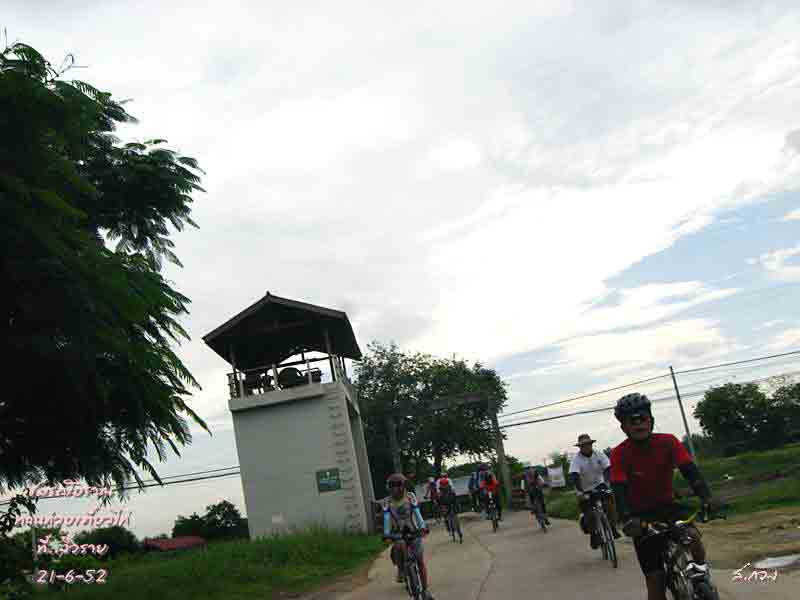 ข้ามสะพานประตูน้ำก่อนถึงวัดเทพนิมิตร