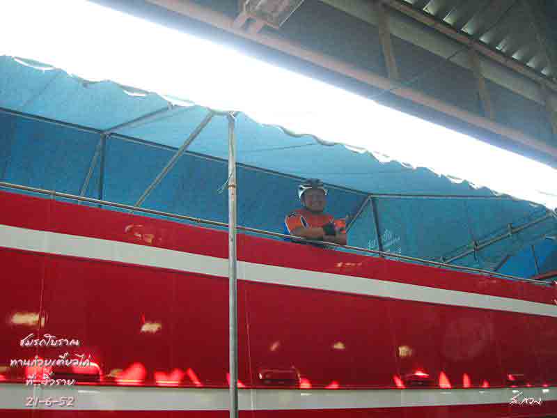 ผู้โดยสารคนหนึ่งบนรถเมล์สองชั้น