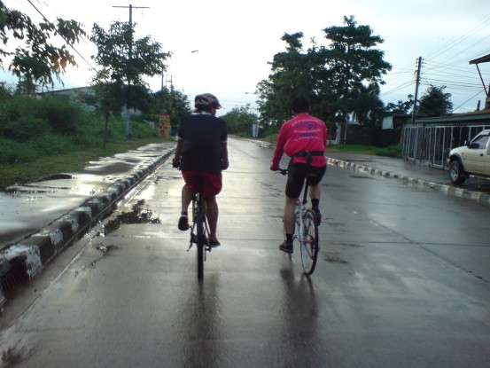 สองคนนี้เขาปั่นนำหน้า