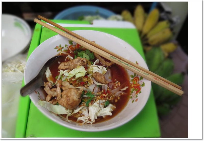 ..หมูน้ำแดงเส้นกลาง..อร่อยมว๊ากก