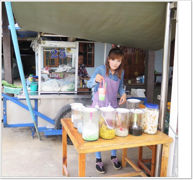 ..ลอดช่องรุ่นที่ 2 สาวน้อยในภาพเป็นหลานเจ้าของสูตรอร่อย..