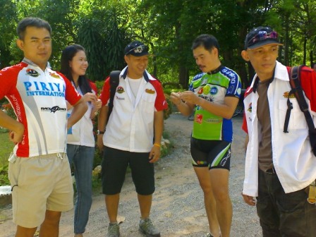 ลงรถปุ๊ป เจอ อ.เสรีเลย  วันนี้ดูหล่อ และหน้าเด็กลง นะครับ  สาวๆๆฝากบอกมา