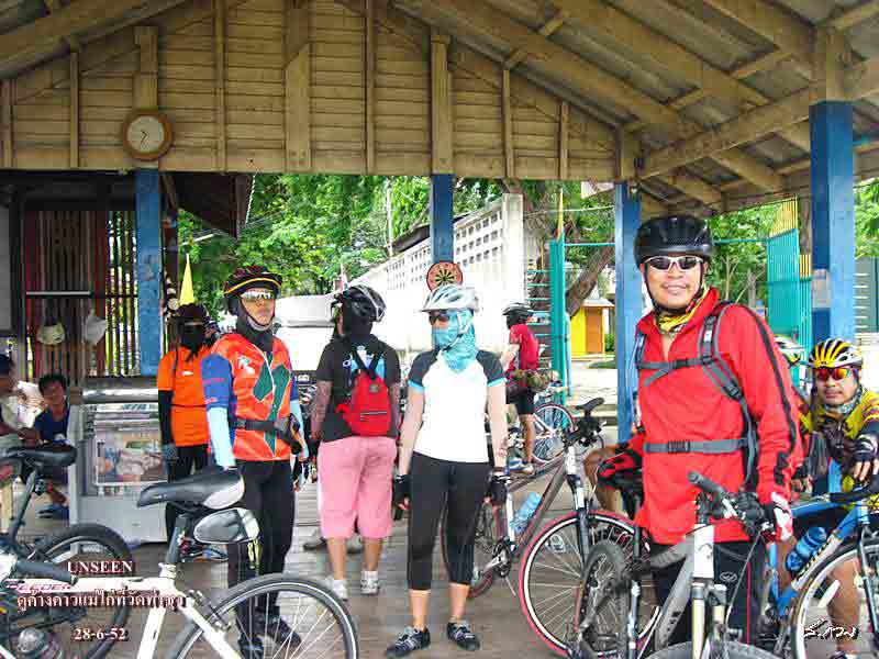 พากันมาดูที่ท่าน้ำว่ามีเรือข้ามฟากหรือไม่