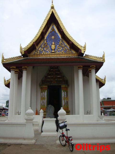 มาหยุดที่หน้าวิหารหลวงพ่อใหญ่
