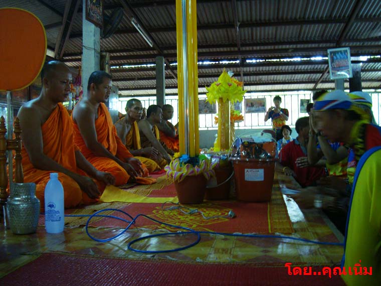 ยื่นสังฆทานและเทียนไฟฟ้าถวายท่านอาวาส