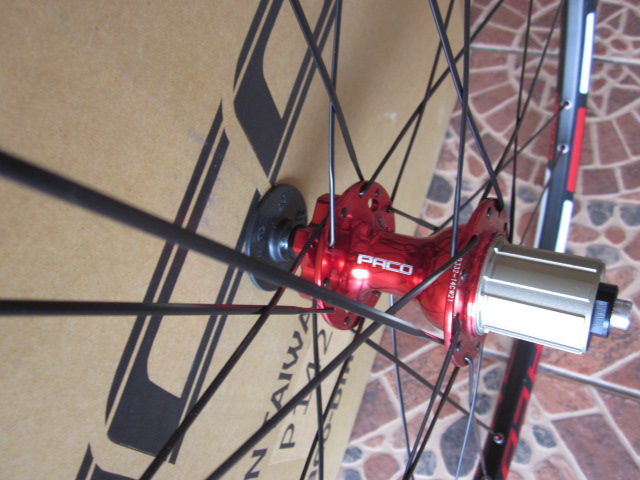 PACO ล้อ 27.5  ALU 24/24 MM. น้ำหนัก 1.84KG (0.86-0.97)<br />ดุมลูกปืนญี่ปุ่น ลื่นมากกว่า Bitex และ ได้ซี่ลวดแบนแอโร่ <br />ซี่ลวด AERO สวยงาม ตัดลม แข็งแรง ในราคาเดียวกับ Bitex <br />ลูกโม่รองรับ 10 speed shimano ลื่นสุดๆ พร้อมแกนปลดเร็วให้<br />ราคา 8,500 เหลือเพียง 7,900 บาท / ems +150