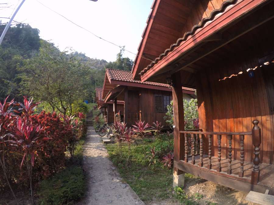 บ้านน้ำอุ่นรีสอร์ท