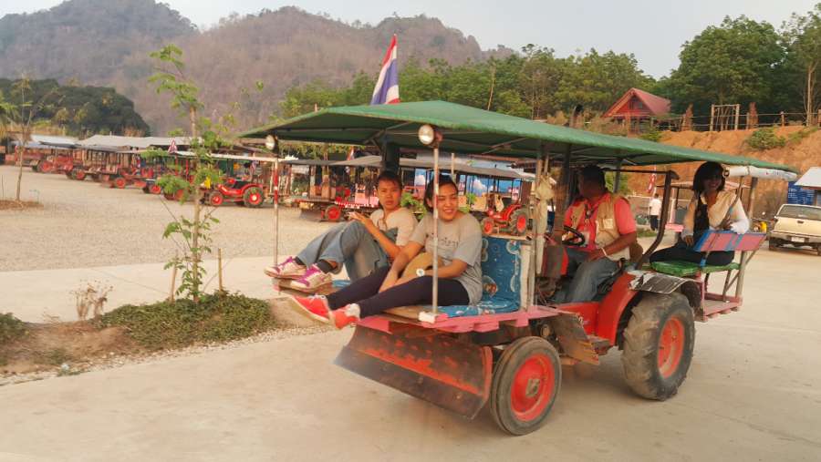 รถลีมูซีน (รถอีแต๊ก)