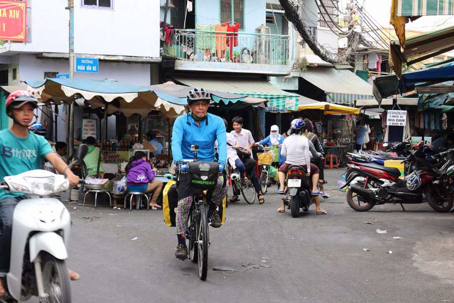 ผ่านตลาดสดที่วางขายอาหารกันข้างทาง