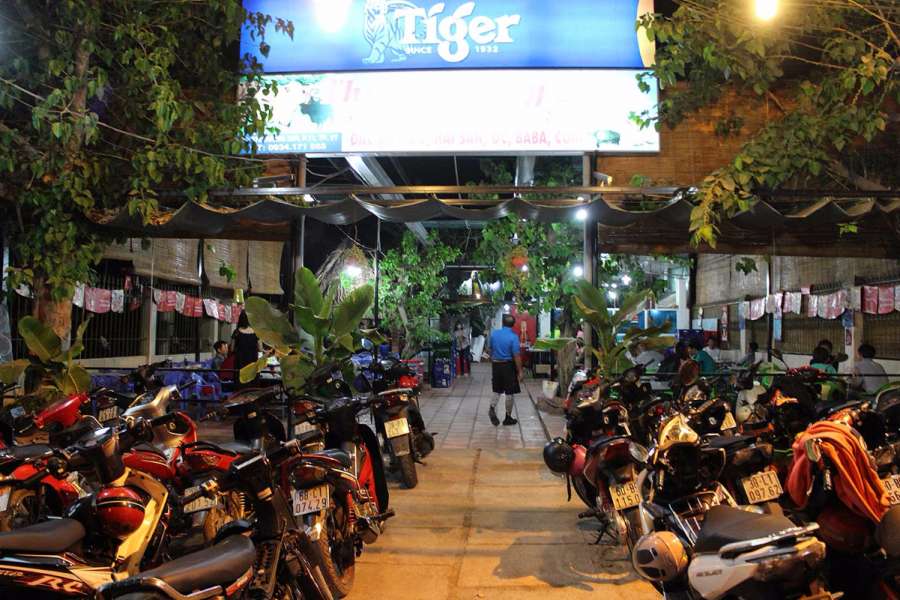 เดินมาหาเบียร์เย็นทานข้างๆโรงแรม