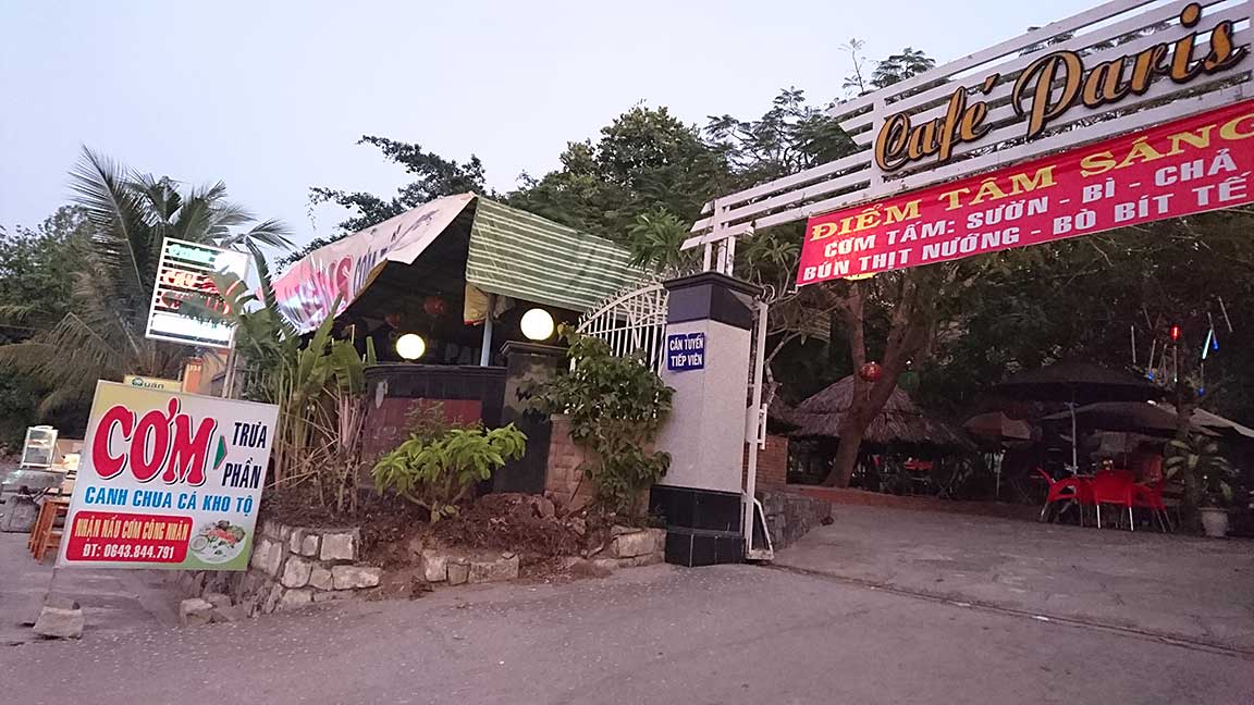 ลงสะพานมาเจอร้านอาหารจอดรอลุง เผื่ออยากจะทาน เพราะชาวิชเริ่มหิว ลุงแกกลัวมืดเลยไปต่อ