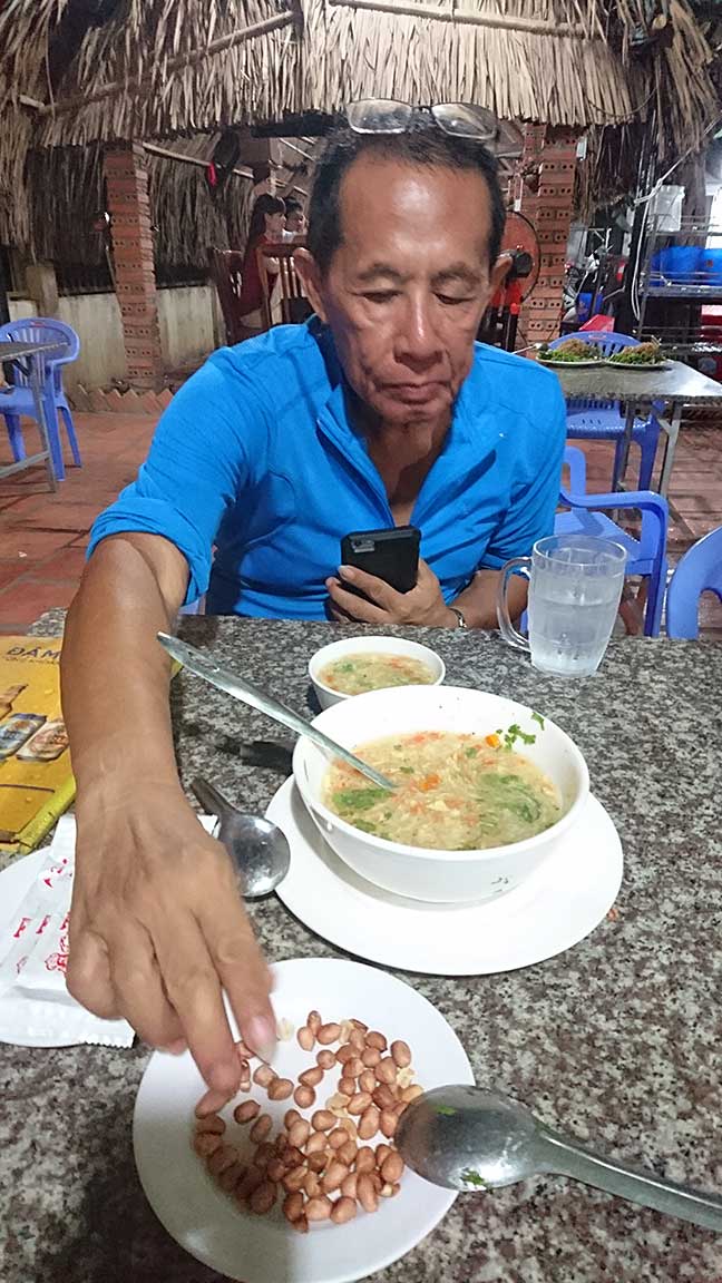 มื้อเย็นของลุงทานซุปทะเลดูน่าอร่อยมาก