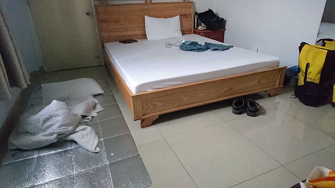 สภาพห้องนอน200,000ด่องเตียงคู่ ชาวิชพกแผ่นชนวนกันร้อนฝ้าเพดานไปปูรองนอนแทนแผ่นรองนอนหลับสบายเลยครับ ส่วนเตียงยกให้ลุงกฤษณพร