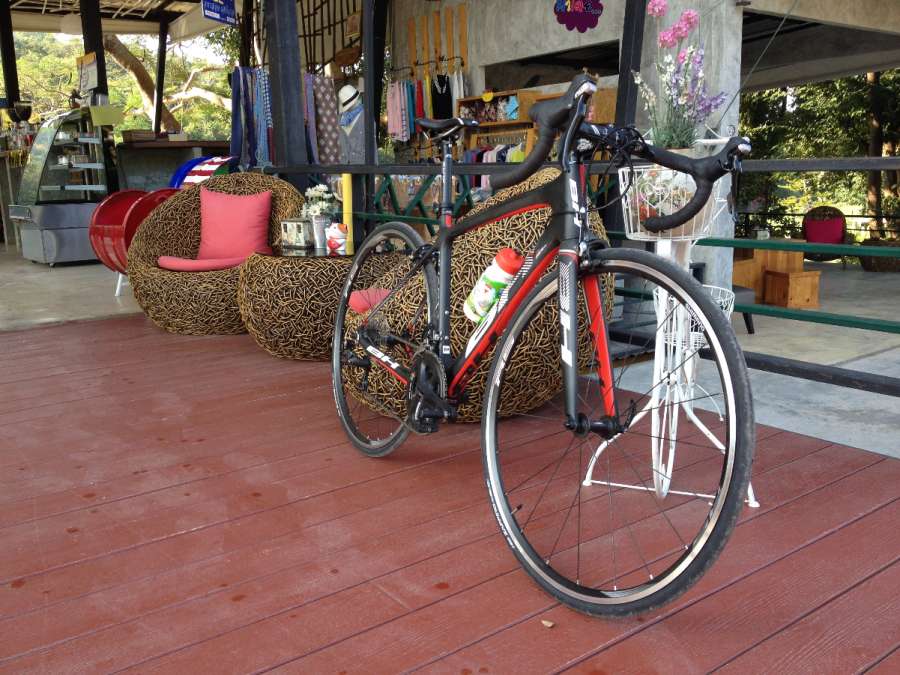 หลังร้านมีแม่น้ำหรือคลองเล็กๆ ให้อารมณ์ใกล้ชิดธรรมชาติจริงๆ