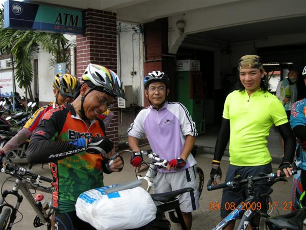 เสือเขียด(คนกลาง)กับเพื่อน