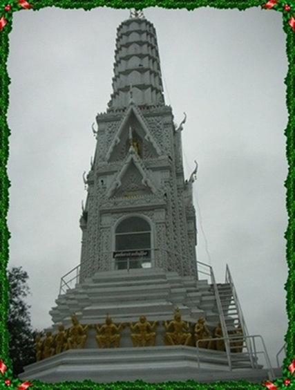 องค์เจดีย์ที่บูรณะขึ้นมาแทนของเดิม